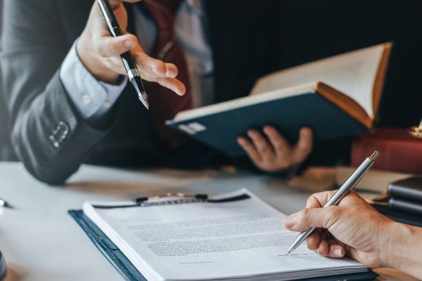10 diferencias entre gestoría y asesoría ¿Cuál elegir?