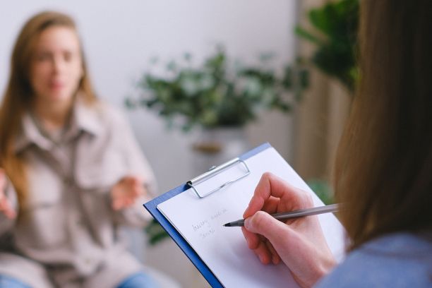 10 diferencias entre gestoría y asesoría ¿Cuál elegir?