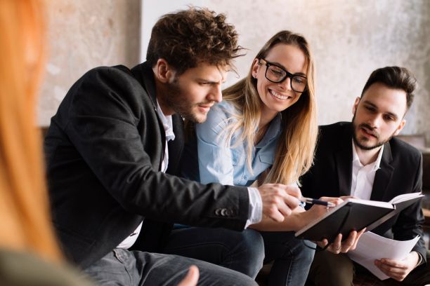 Ayudas para jóvenes emprendedores Cómo abrir un negocio en España