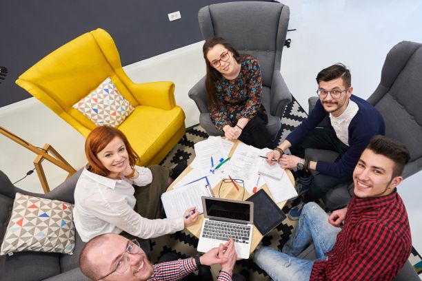 Ayudas para jóvenes emprendedores Cómo abrir un negocio en España