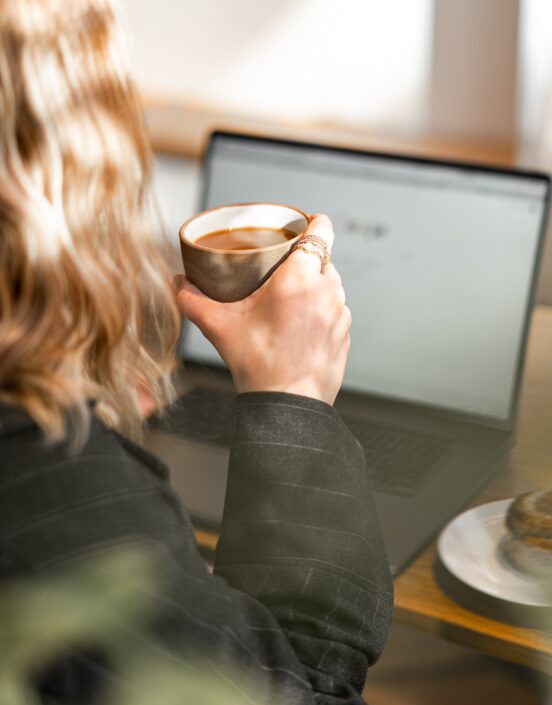 llamada desde cafeteria ¿Autónomo con tarifa plana que empieza a trabajar por cuenta ajena, pierde la bonificación de tarifa plana?