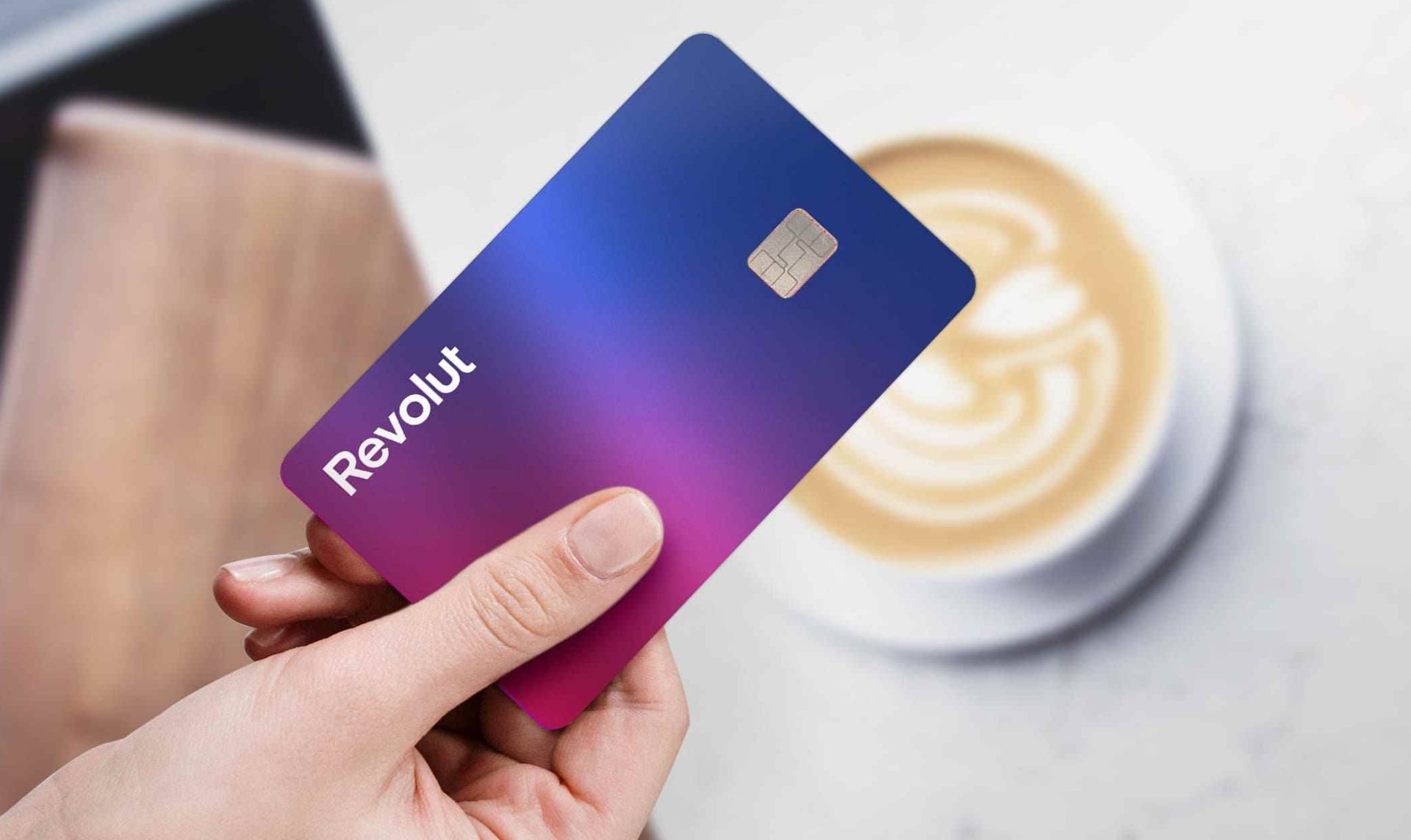 El visado de nómada digital en España suele generar dudas sobre cómo manejar dinero en el extranjero. Cuando buscamos un banco para nómadas digitales en España que realmente funcione durante nuestros viajes, Revolut es una de las plataformas que destaca por su flexibilidad. Y como la visa de nómada digital exige una gestión financiera clara, te ayudamos a comprender mejor el proceso y cómo Revolut es útil para tu vida de nómada digital.